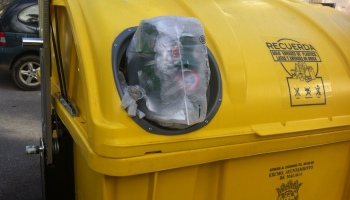 Pequeños agujeros en los contenedores para el que recicla de verdad.
