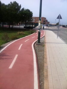 Málaga: El carril bici es desviado por una farola que podría haberse puesto en otro lugar.